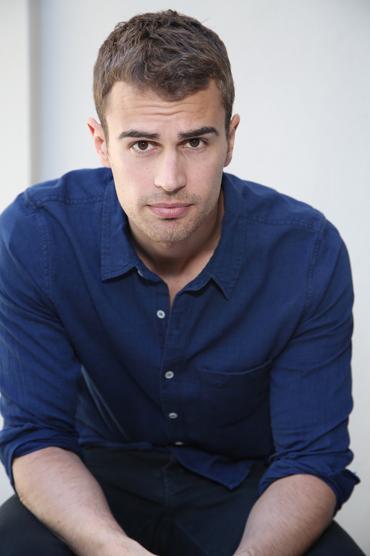 Theo James In Talks For Political Thriller “Backstabbing For Beginners