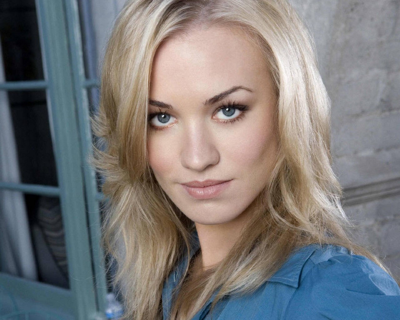 6828833-yvonne-strahovski