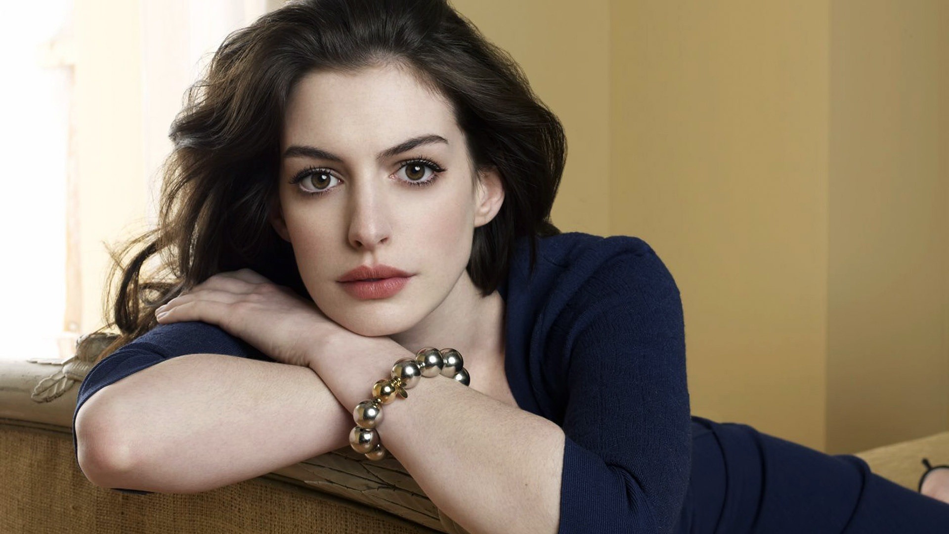 2381-anne-hathaway-widescreen