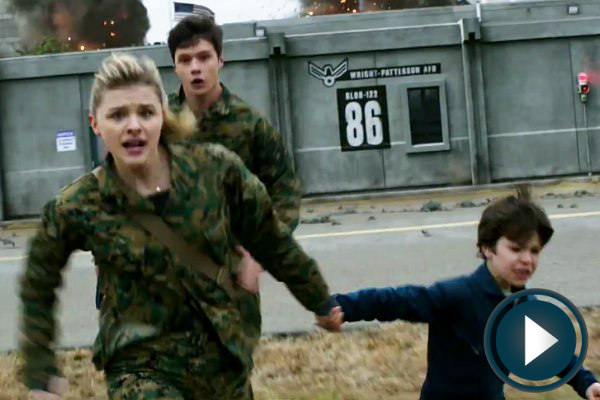 chloe-moretz-fights-to-save-her-brother-from-aliens-in-the-5th-wave
