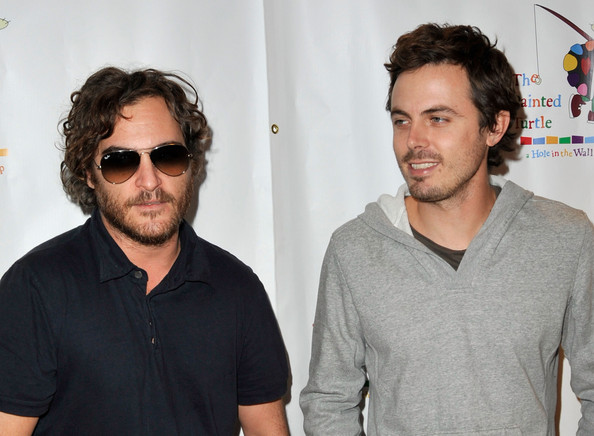 Casey+Affleck+Joaquin+Phoenix+Reading+World+6mqMz_HNeYel