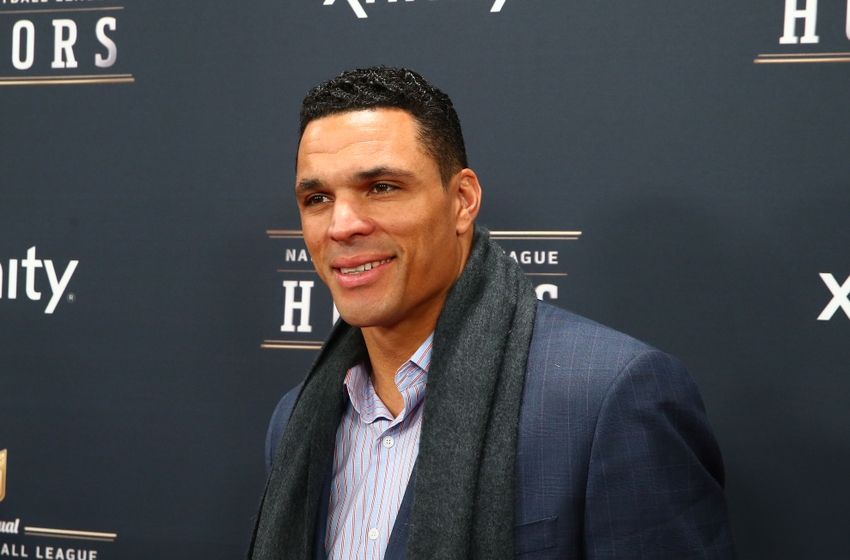 tony-gonzalez-nfl-super-bowl-xlviii-nfl-honors-red-carpet-850x560