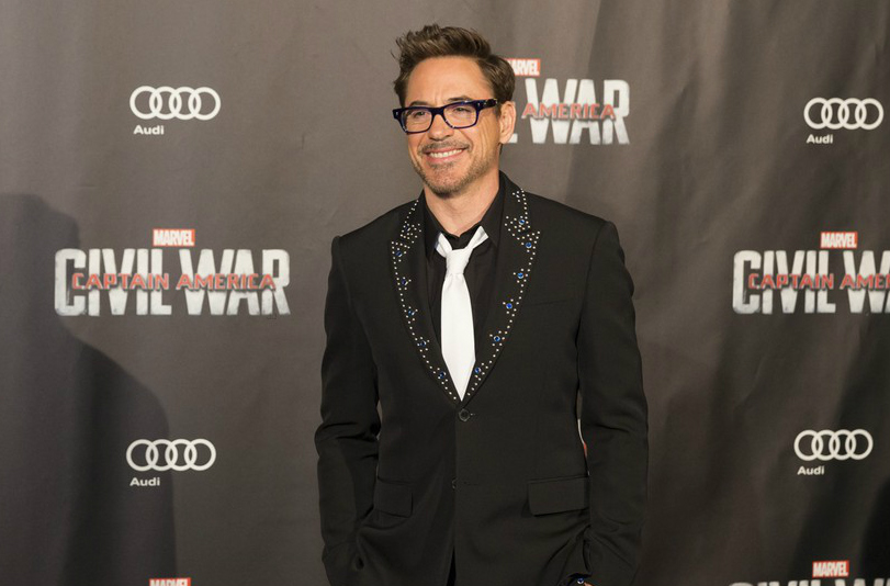 robert-downey-jr-captain-america-paris-premiere-25