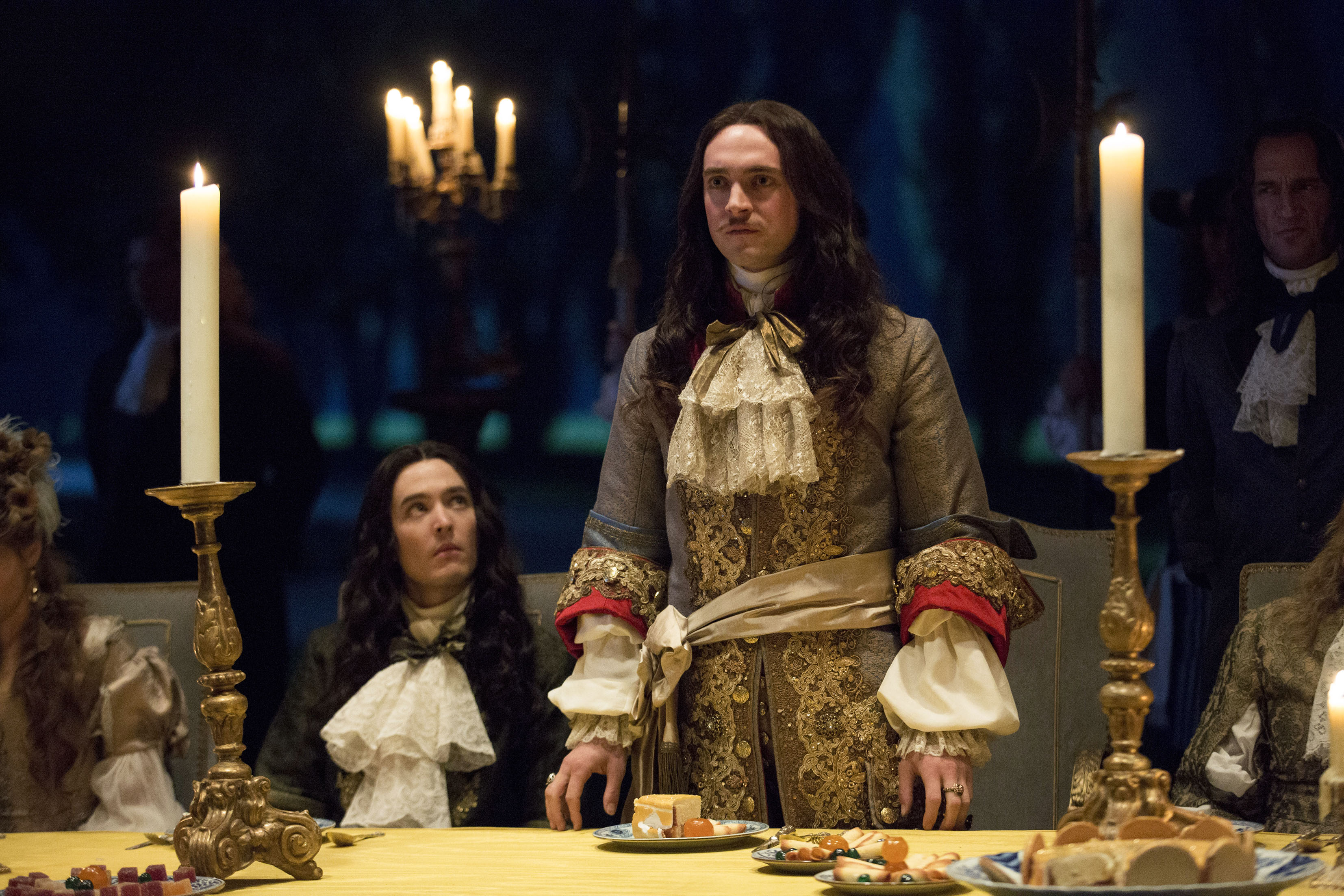 Alexander Vlahos (Philippe), George Blagden (Louis XIV) - © Tibo & Anouchka / Capa Drama / Canal+