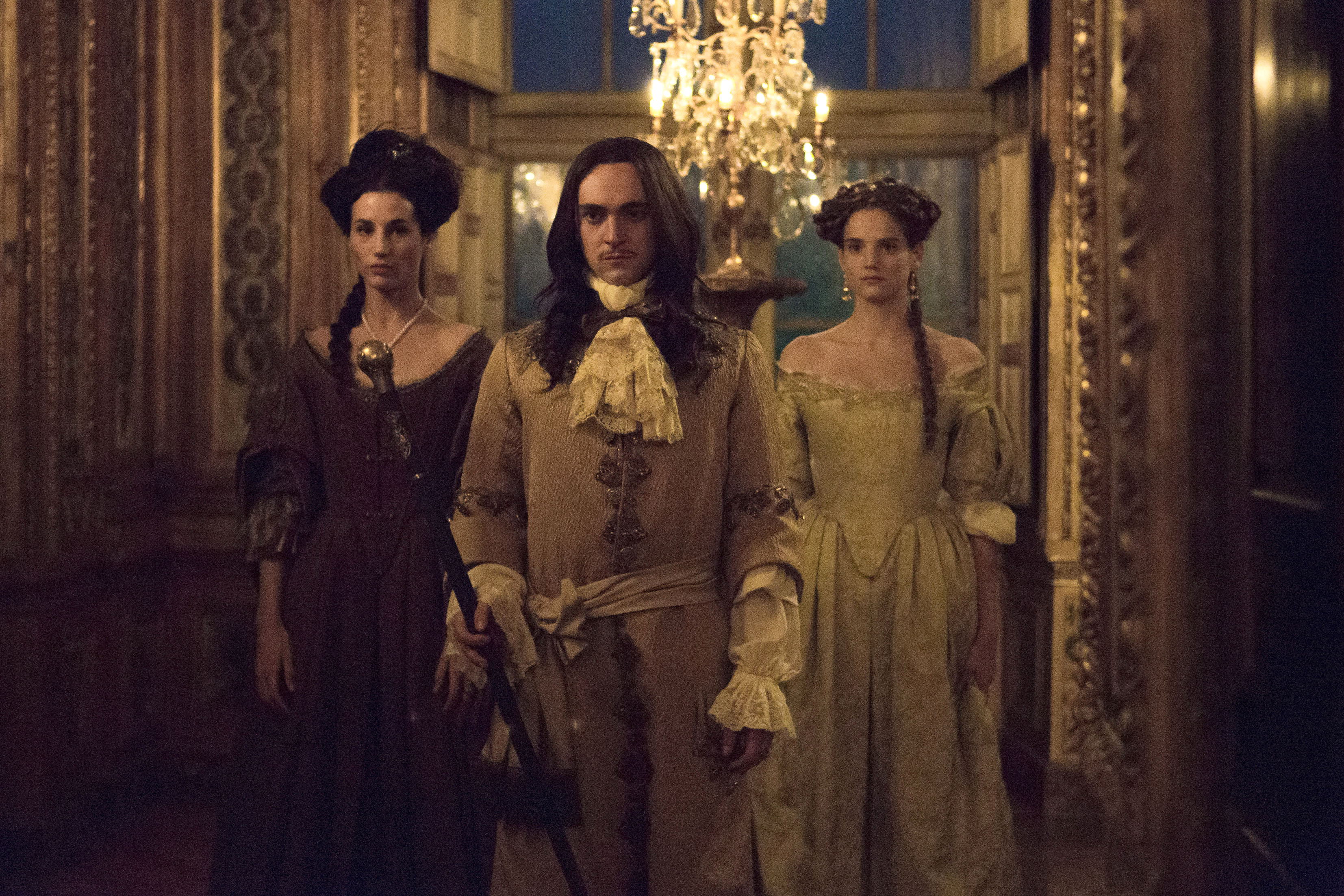 Elisa Lasowski (Marie-Thérèse), George Blagden (Louis XIV), Noémie Schmidt (Henriette)